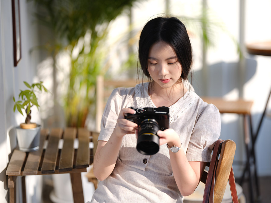 黒いカメラを見る黒髪の台湾人女性