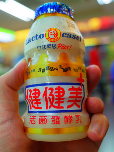 台湾の乳酸菌飲料「健健美」の写真：Ricoh GR