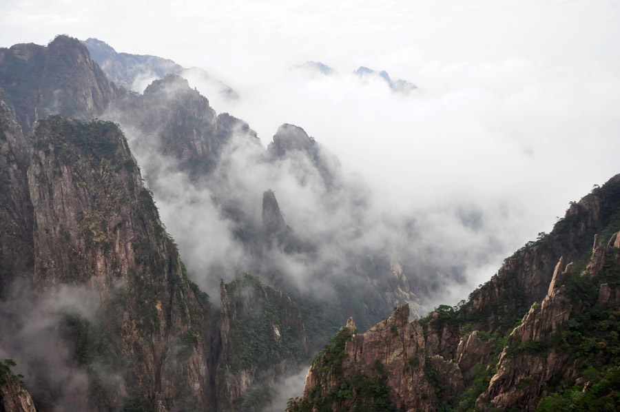 中国の黄山と霧の風景