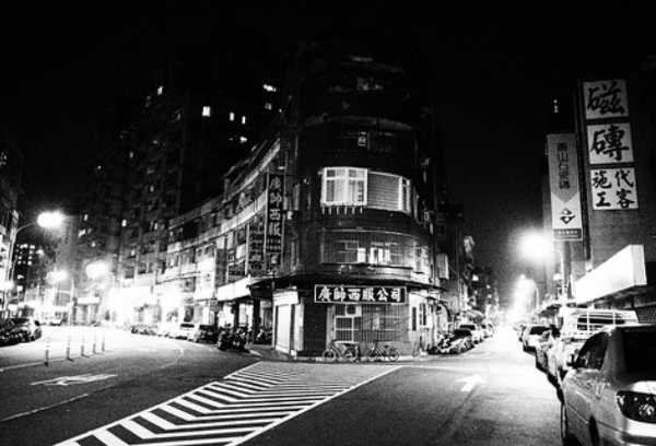 台北の三叉路のモノクロ写真