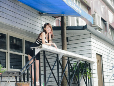 喫茶店のデッキに立つ台湾人女性